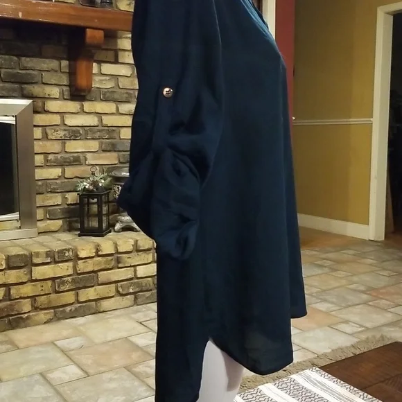 🌺NEW YORK & COMPANY V-neck- Roll-Sleeve Button-Down - Picture 5 of 12